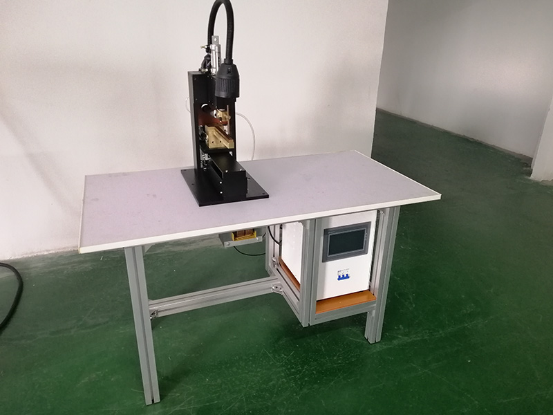 半自動直線點(diǎn)焊機(jī)